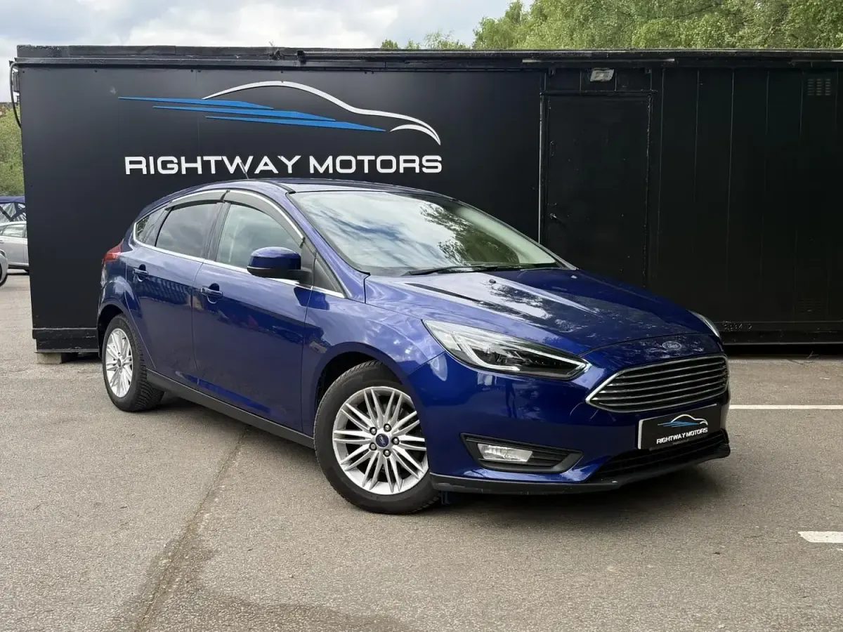 Begagnad Ford Focus Zetec 125 HK (91 kW) 2017 Blå Halvkombi