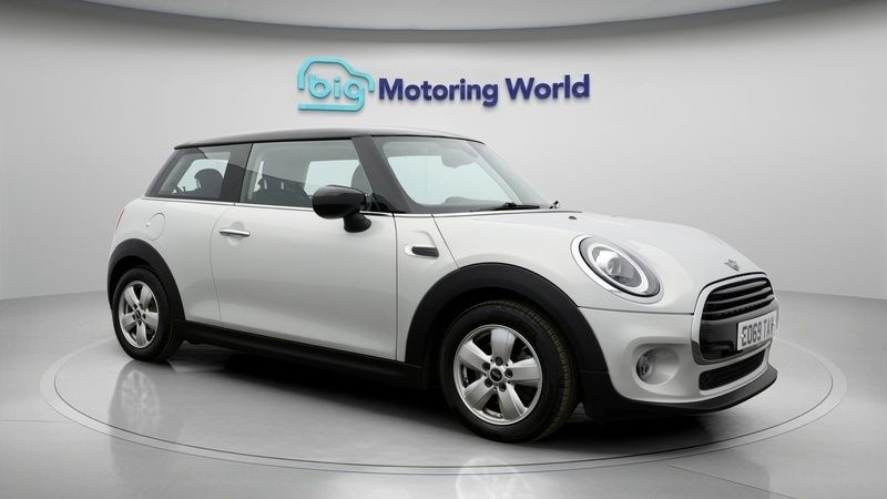 Used 2019 Mini Cooper Classic Hatchback | £11,000 (Good price) - Image 1/4