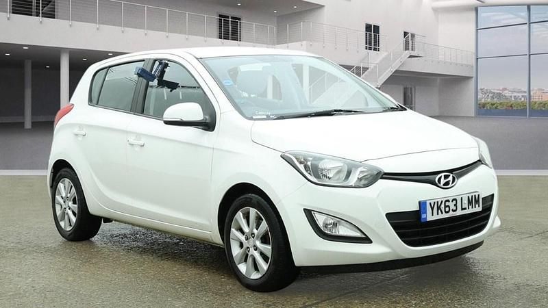 Used Hyundai i20 Active 85 HP (62 kW) 2013 White Hatchback