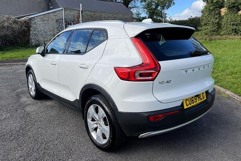 Used Volvo XC40 Momentum 148 HP (108 kW) 2019 White SUV