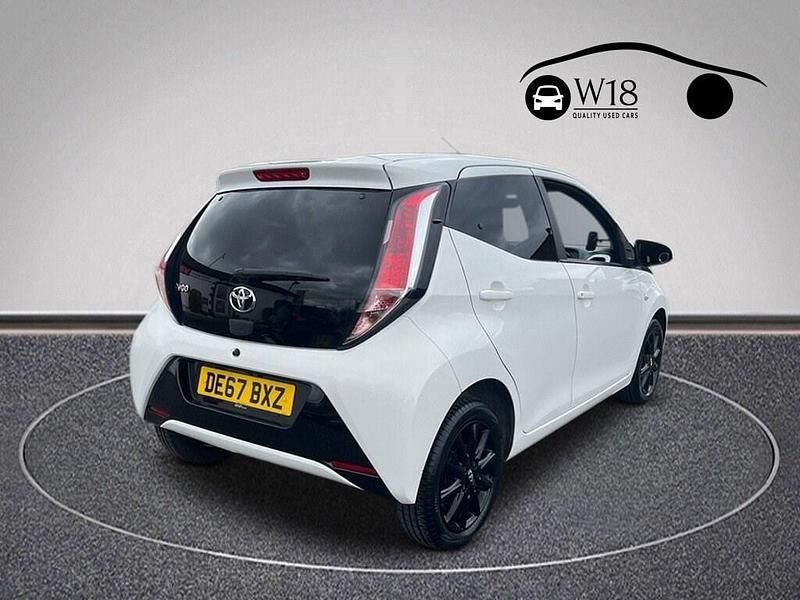 Used Toyota Aygo x-press 68 HP (50 kW) 2017 White Hatchback