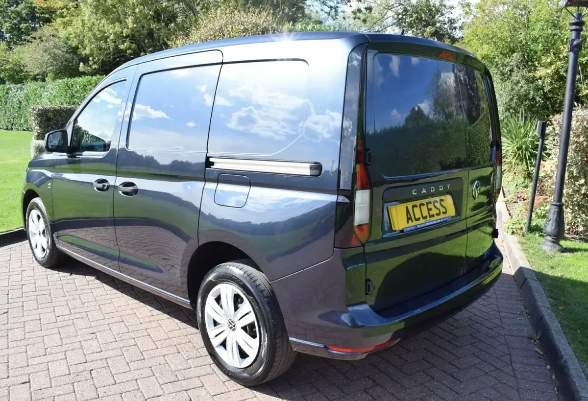 Usado VW Caddy S 122 HP (89 kW) 2024 Azul Monovolume