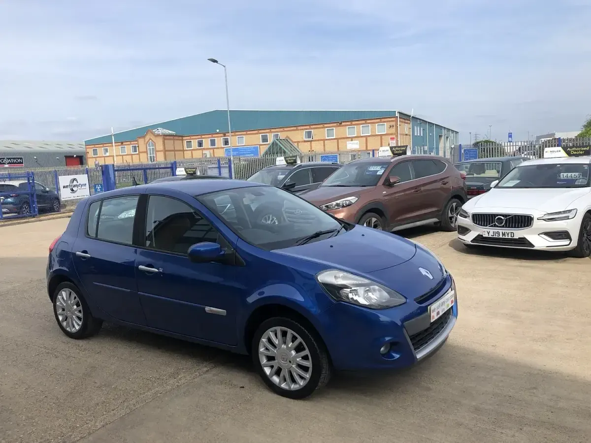 Used Renault Clio Dynamique 73 HP (53 kW) 2011 Blue Hatchback