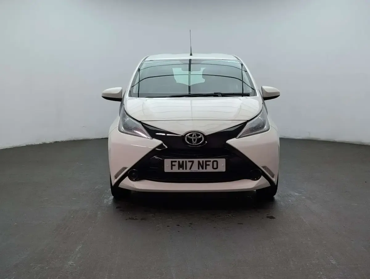 Used Toyota Aygo X-play 69 HP (50 kW) 2017 White Hatchback