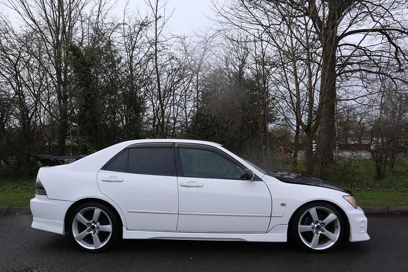 Used Toyota Altezza Edition 2000 White Sedan