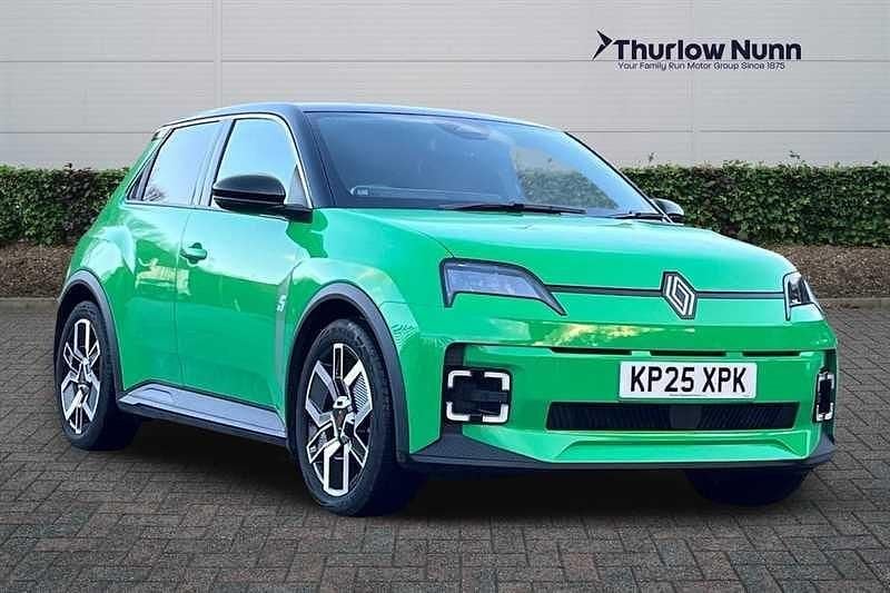 Used Renault 5 E-Tech Komfort 110 kW (150 HP) 2025 Green/black Hatchback