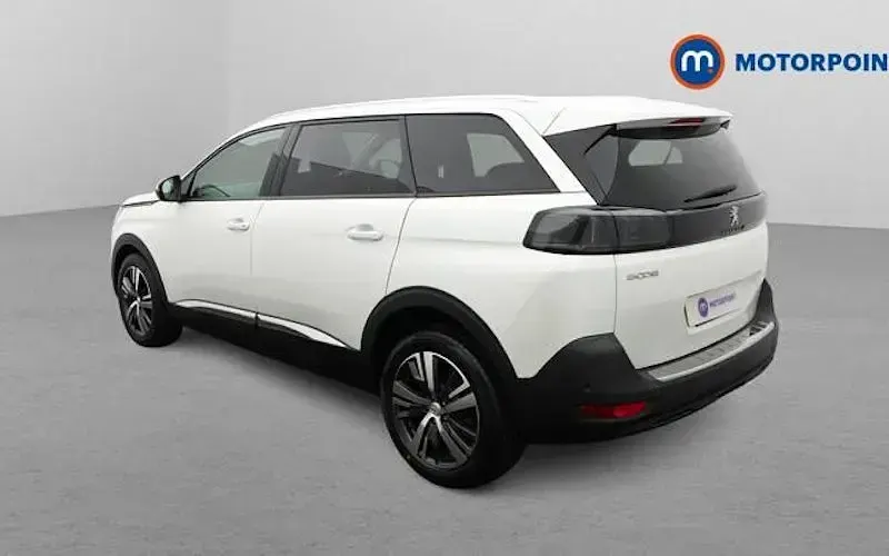 Usado Peugeot 5008 Allure 131 HP (96 kW) 2022 SUV