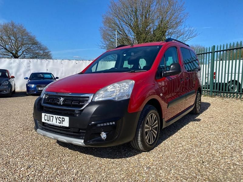 Used Peugeot TePee Outdoor 100 HP (73 kW) 2017 Red MPV