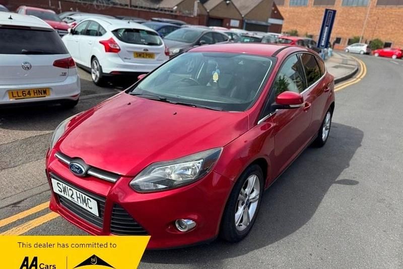 Used Ford Focus Zetec 125 HP (91 kW) 2012 Red Hatchback