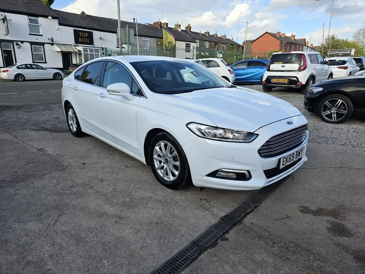 Used Ford Mondeo Zetec 2019 White Hatchback