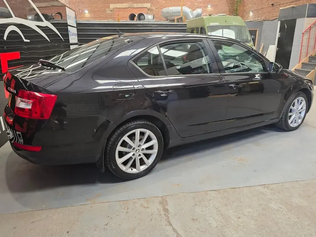Used Skoda Octavia Elegance 105 HP (77 kW) 2015 Black Estate