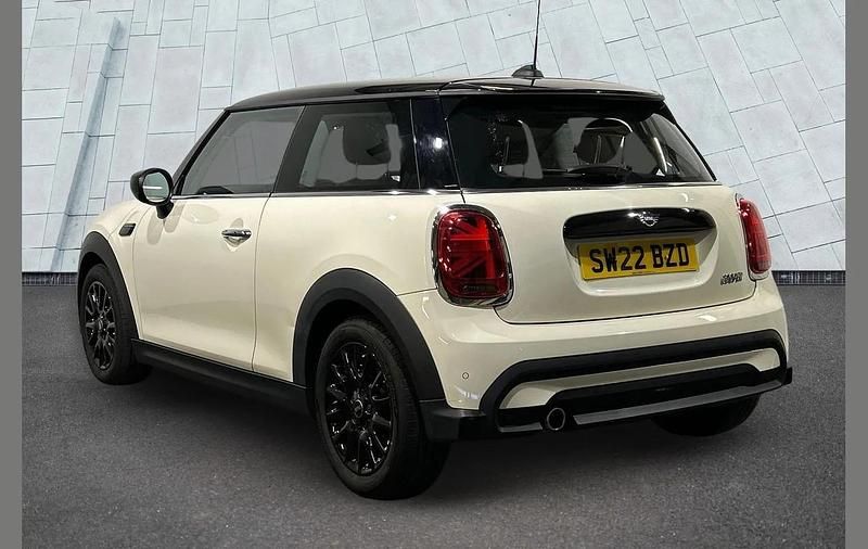Used Mini Cooper Classic 134 HP (98 kW) 2022 White Hatchback