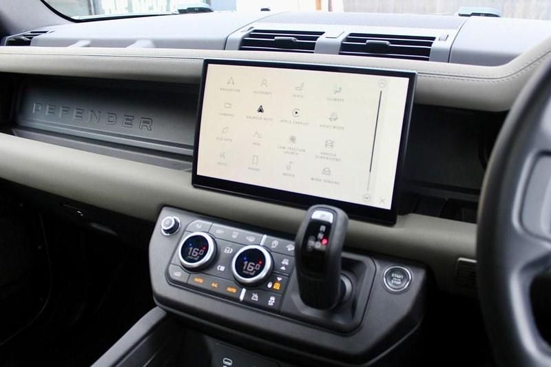 Used Land Rover Defender HSE Dynamic 300 HP (220 kW) 2022 Green Estate