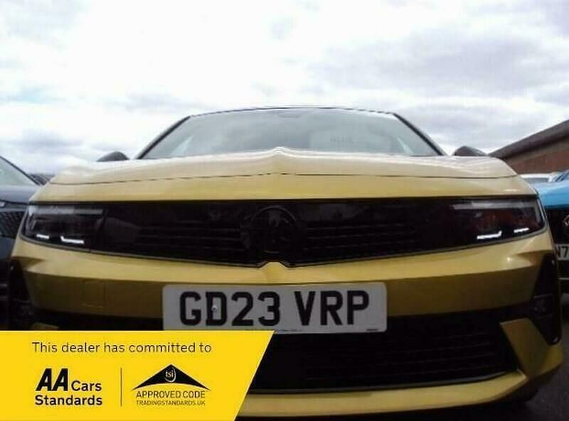 Yellow/black Used 2023 Vauxhall Astra Ultimate Hatchback | £20,750 (Fair price) - Image 1/4