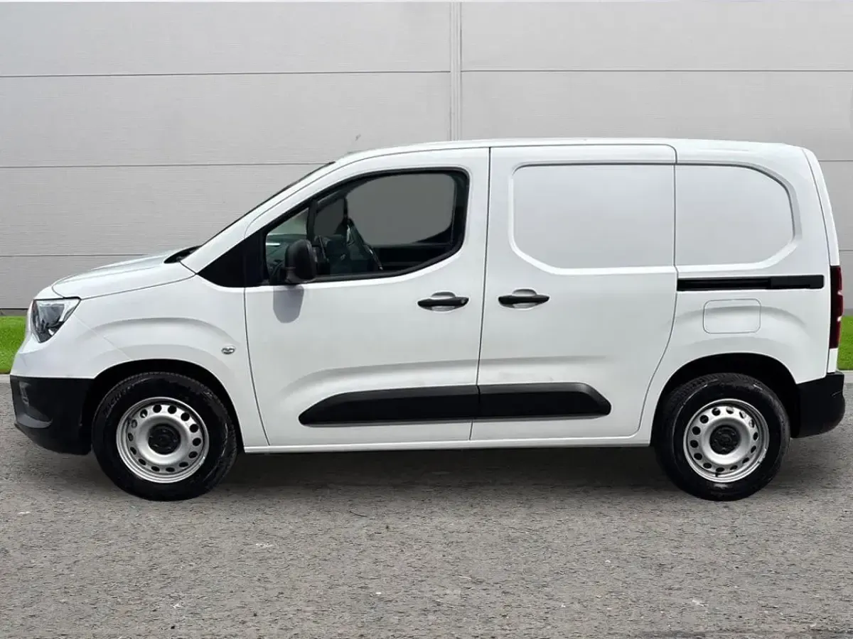Used Vauxhall Combo 98 kW (134 HP) 2025 White MPV