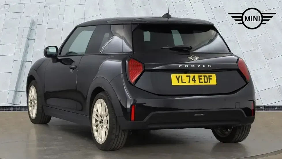 Usado Mini Cooper Hatch 113 kW (154 CV) 2025 Negro Utilitario