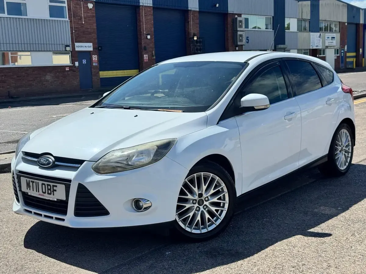 Used Ford Focus Zetec 125 HP (91 kW) 2011 White Hatchback