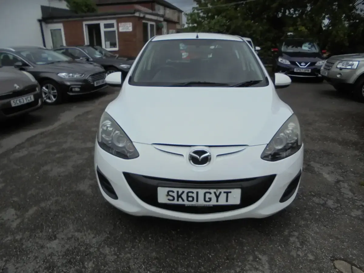 Used Mazda 2 2011 White Hatchback
