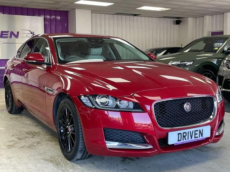 Gebraucht Jaguar XF Prestige 163 PS (119 kW) 2019 Rot Limousine