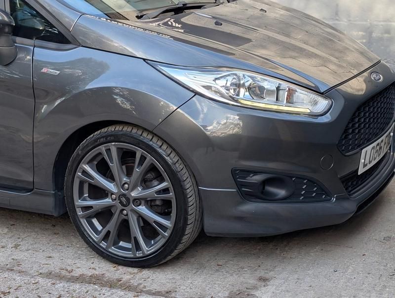 Usado Ford Fiesta ST-Line 140 HP (102 kW) 2016 Cinzento Citadino