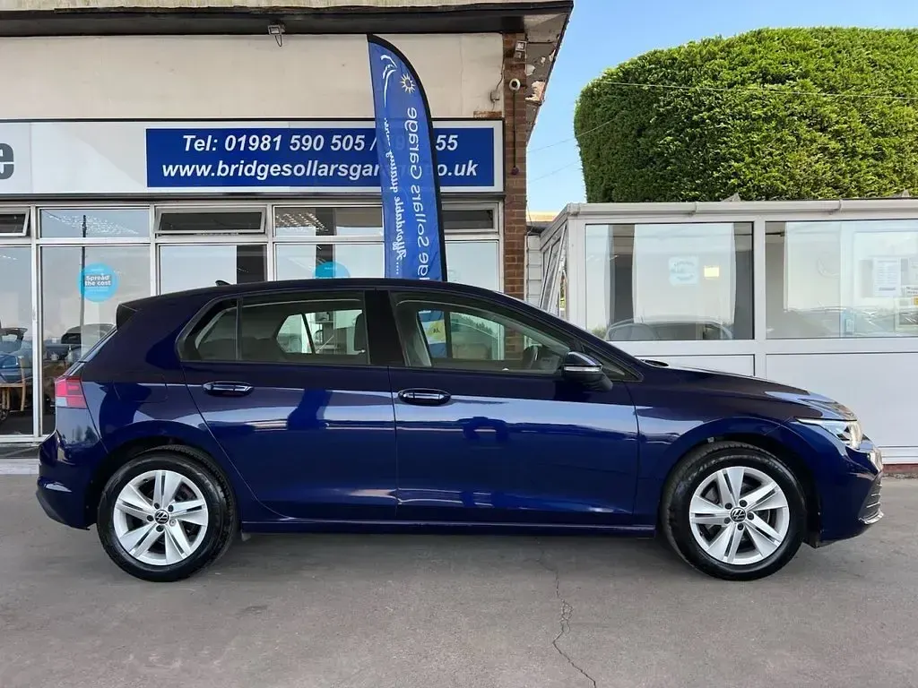 Used VW Golf VIII Life 110 HP (80 kW) 2022 Blue Hatchback