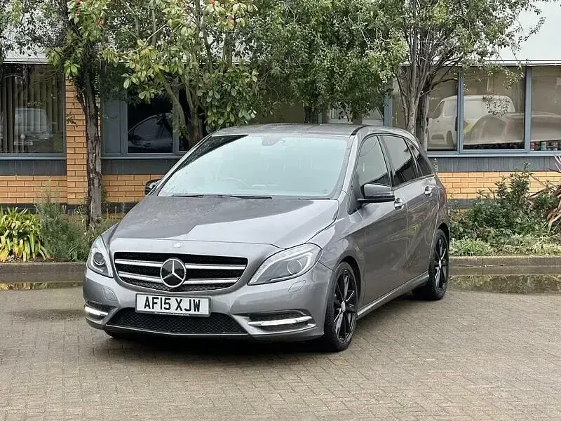 Begagnad Mercedes B180 109 HK (80 kW) 2015 Grå Minibuss
