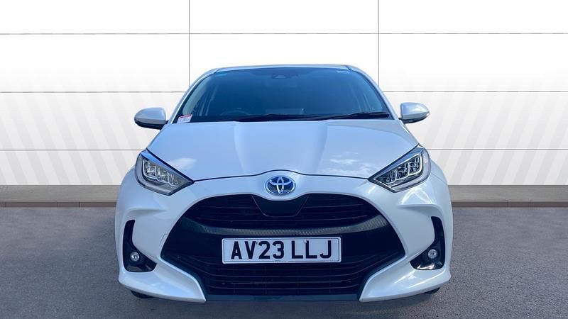 Used Toyota Yaris Hybrid Design 116 HP (85 kW) 2023 White Hatchback
