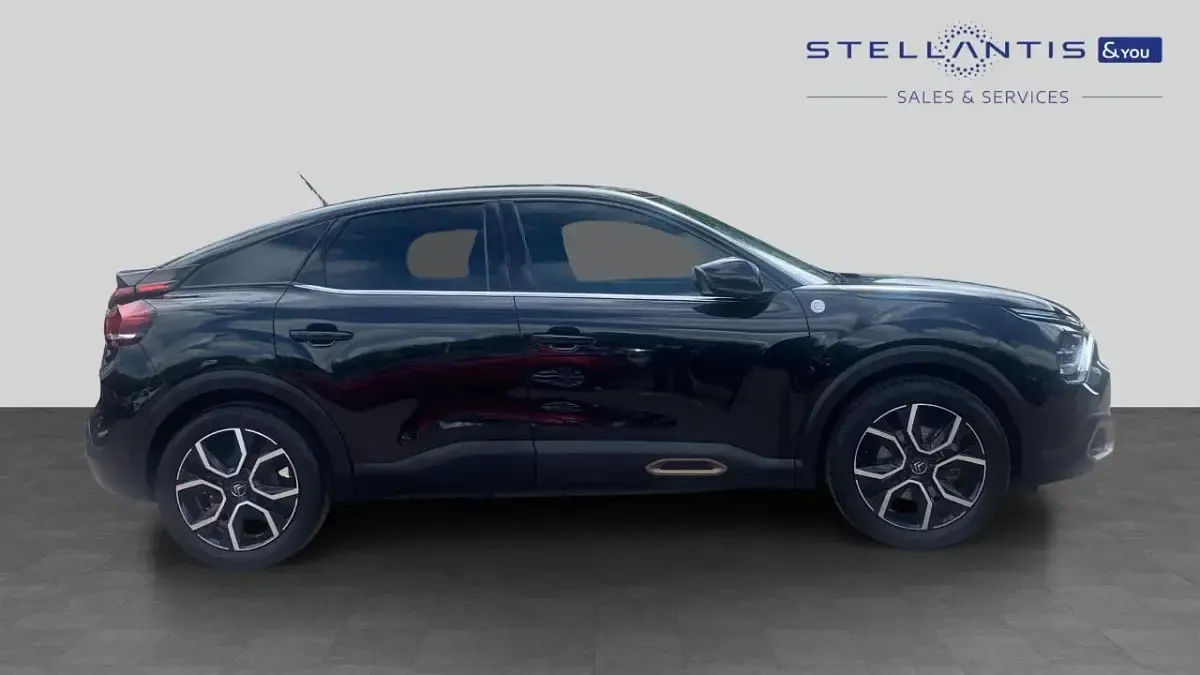 Begagnad Citroën e-C4 98 kW (134 HK) 2022 Svart Halvkombi