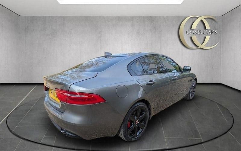 Usado Jaguar XE Portfolio 200 HP (147 kW) 2018 Cinzento Sedan