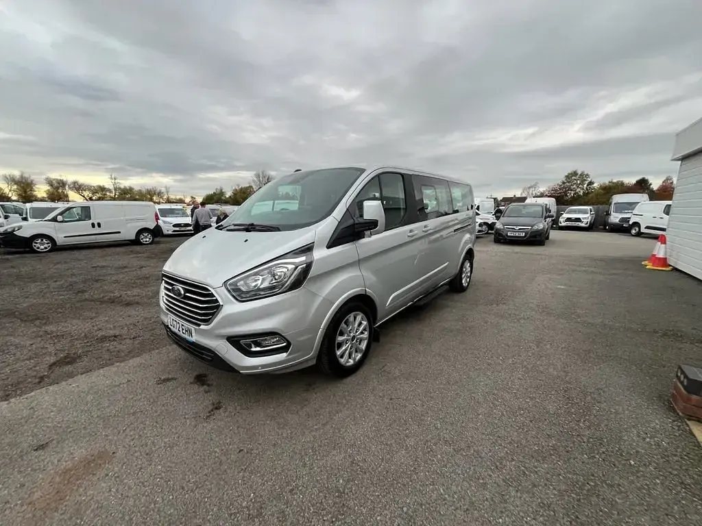 Usado Ford Tourneo Titanium 130 CV (95 kW) 2022 Plateado Monovolumen
