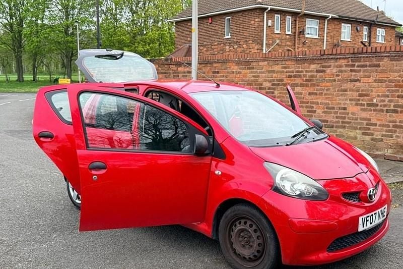 Used Toyota Aygo 67 HP (49 kW) 2007 Red Hatchback