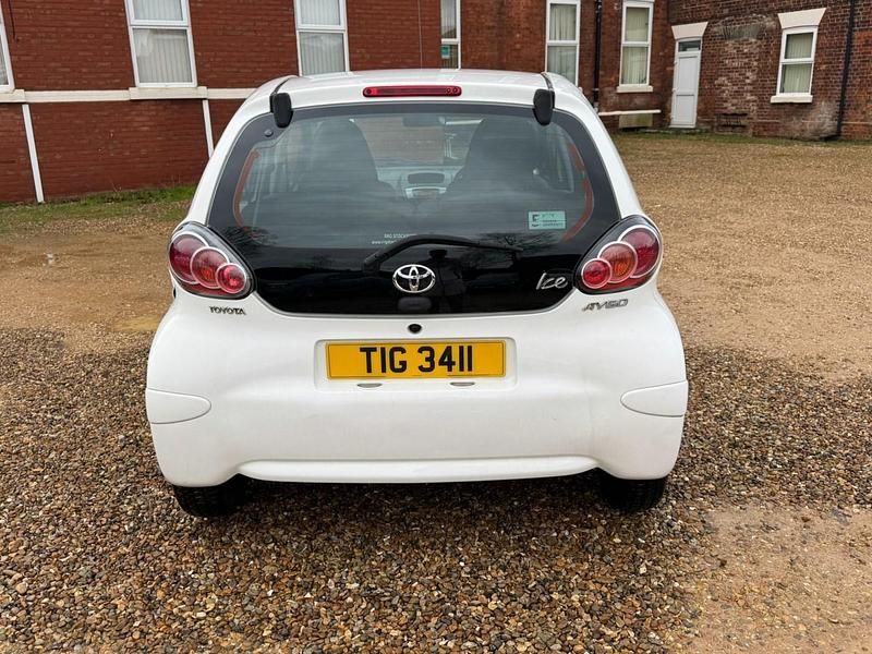 Used Toyota Aygo 68 HP (50 kW) 2012 White Hatchback
