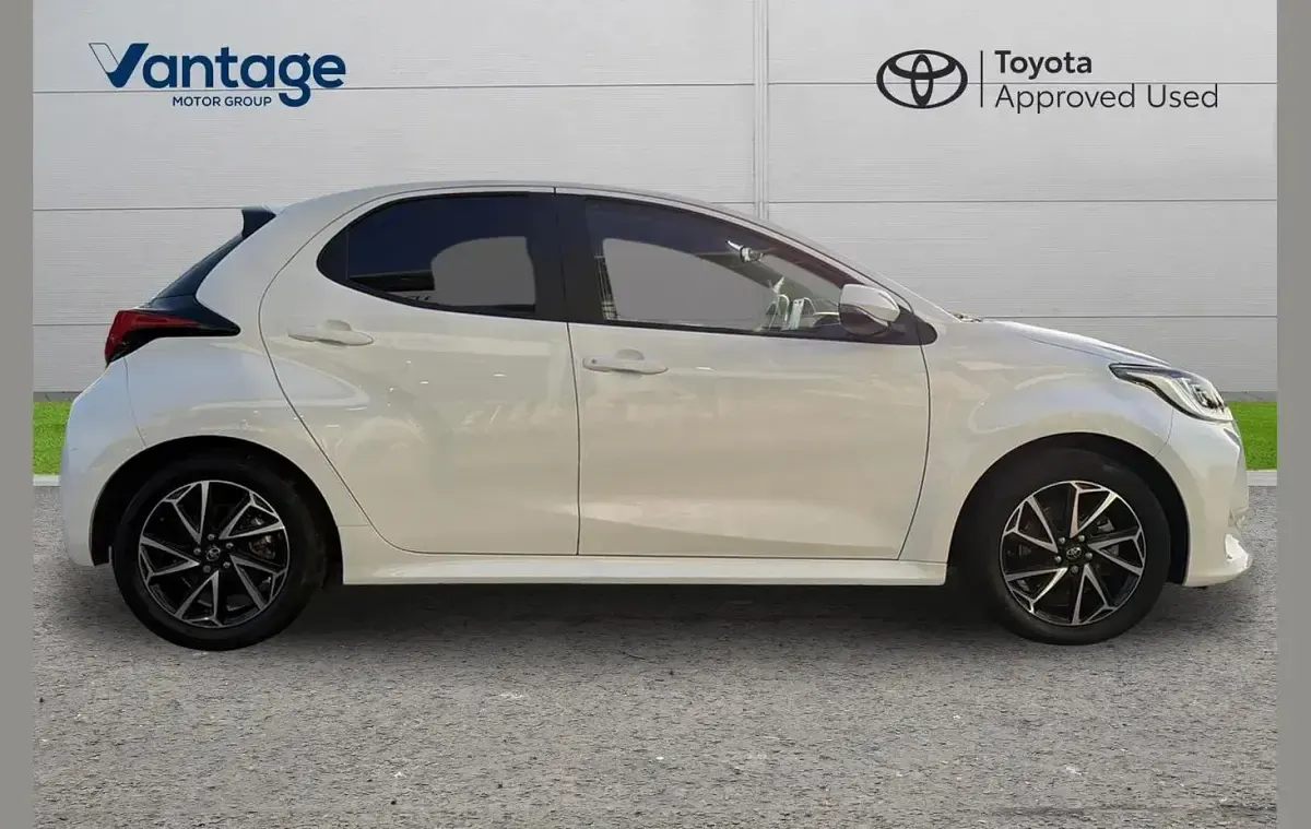 Used Toyota Yaris Design 113 HP (83 kW) 2023 White Hatchback