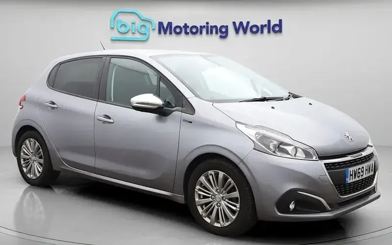 Used Peugeot 208 Signature Sky 82 HP (60 kW) 2019 Hatchback