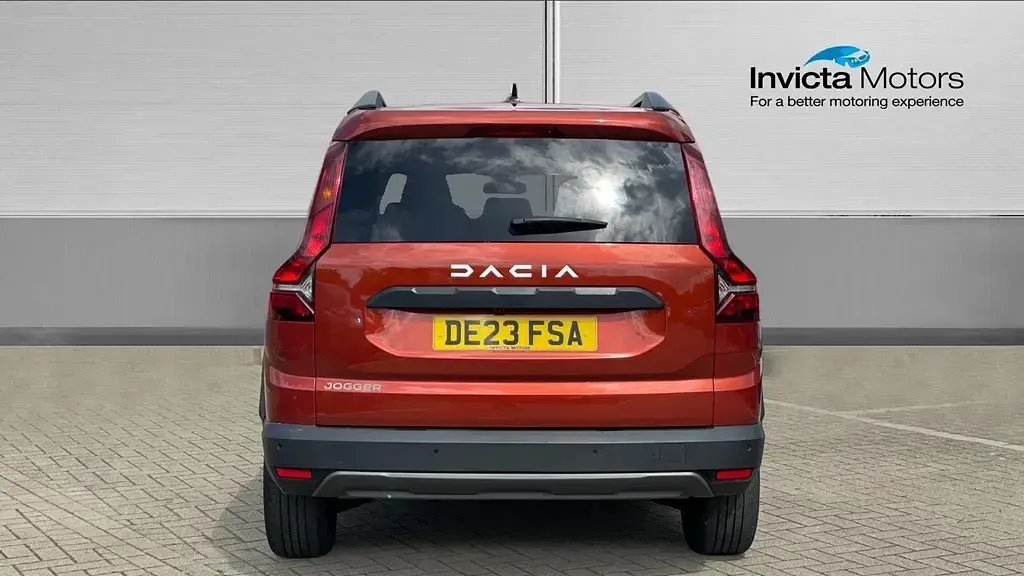 Usado Dacia Jogger Extreme 110 CV (80 kW) 2023 Marrón Monovolumen