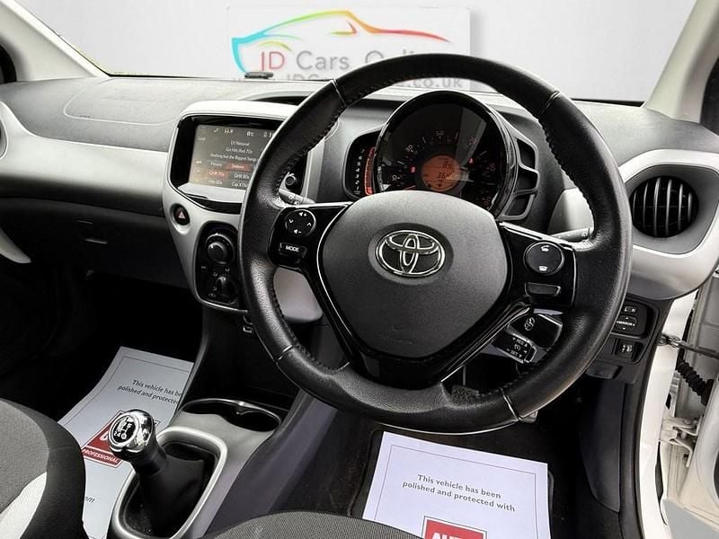 Used Toyota Aygo X-play 69 HP (50 kW) 2017 White Hatchback