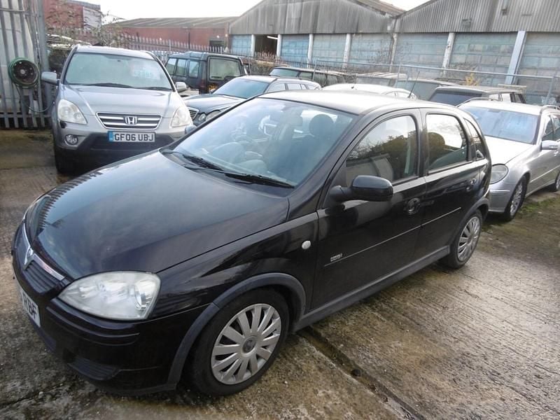 Second-hand Vauxhall Corsa Design Edition 75 CP (55 kW) 2005 Negru Hatchback