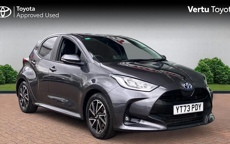 Used 2025 Toyota Yaris Hybrid Design Hatchback | £18,627 (Good price) - Image 1/4