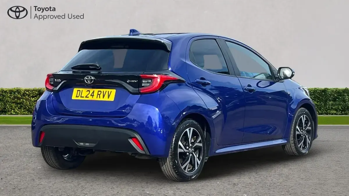 Used Toyota Yaris Design 116 HP (85 kW) 2024 Blue Hatchback