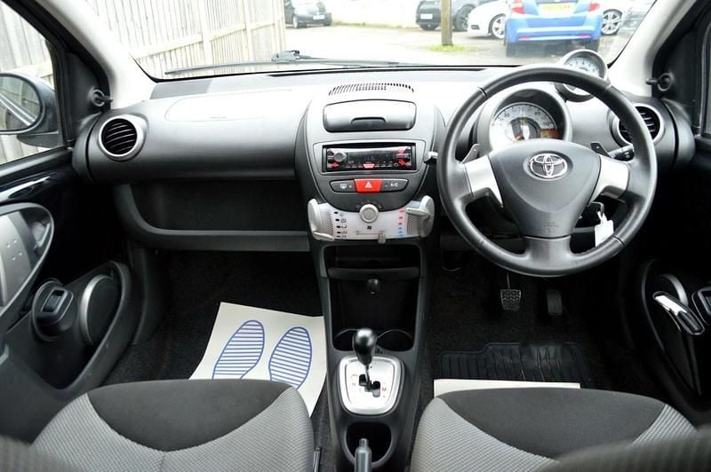 Usado Toyota Aygo 68 CV (50 kW) 2014 Negro Utilitario