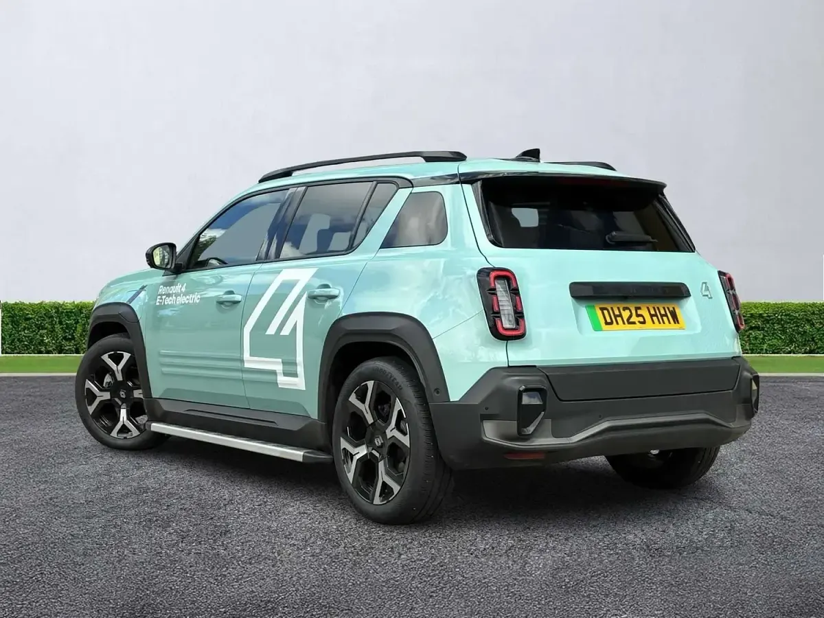 Used Renault R4 Komfort 110 kW (150 HP) 2025 Green Hatchback