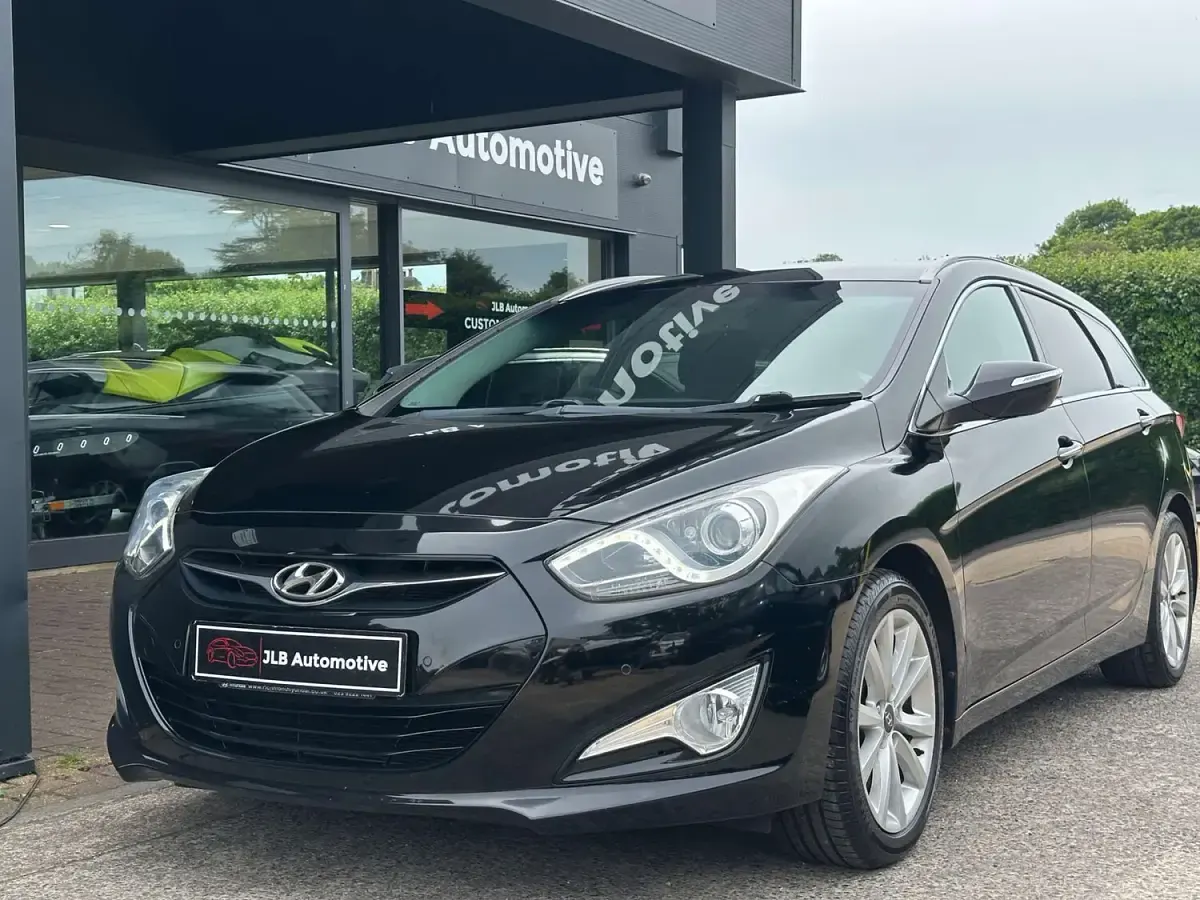 Used Hyundai i40 Style 135 HP (99 kW) 2012 Black Estate
