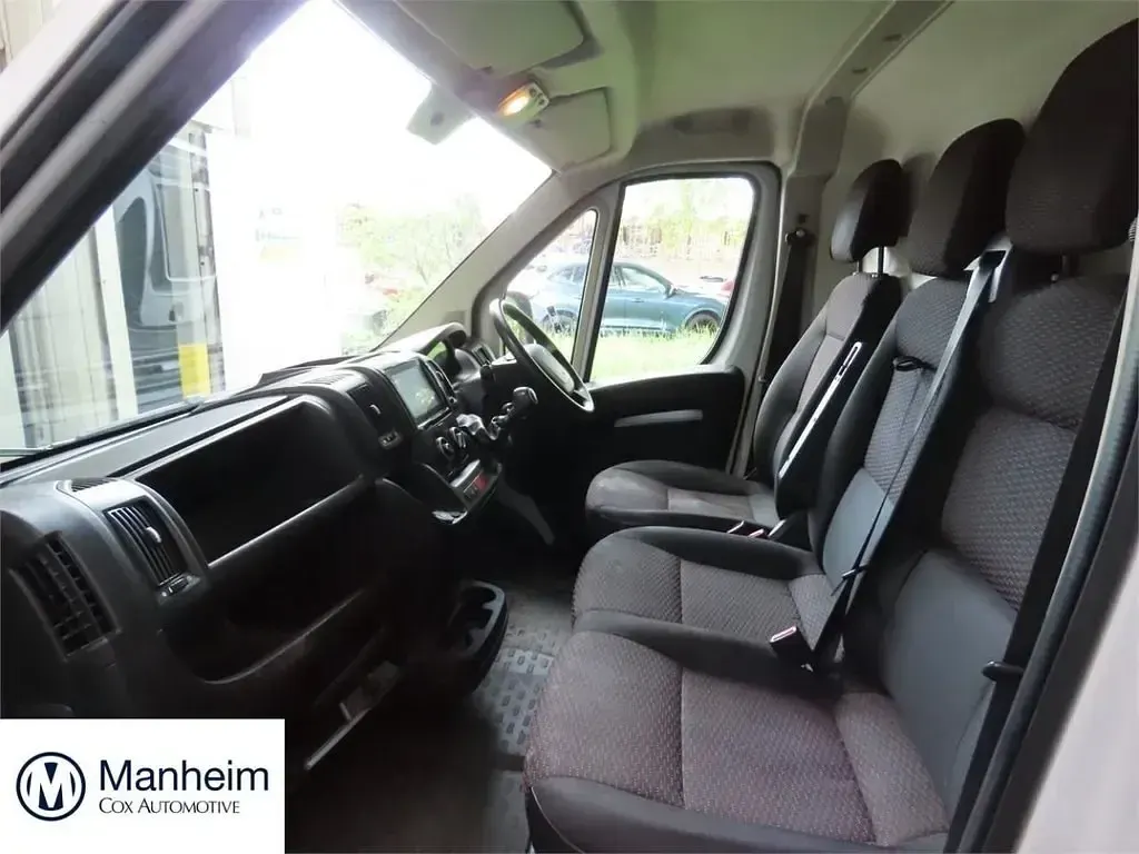 Usado Peugeot Boxer Premium 140 CV (102 kW) 2023 Blanco Van