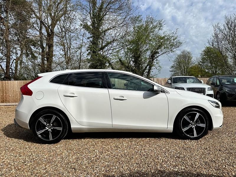 Gebraucht Volvo V40 R-Design 122 PS (89 kW) 2018 Weiß Kleinwagen