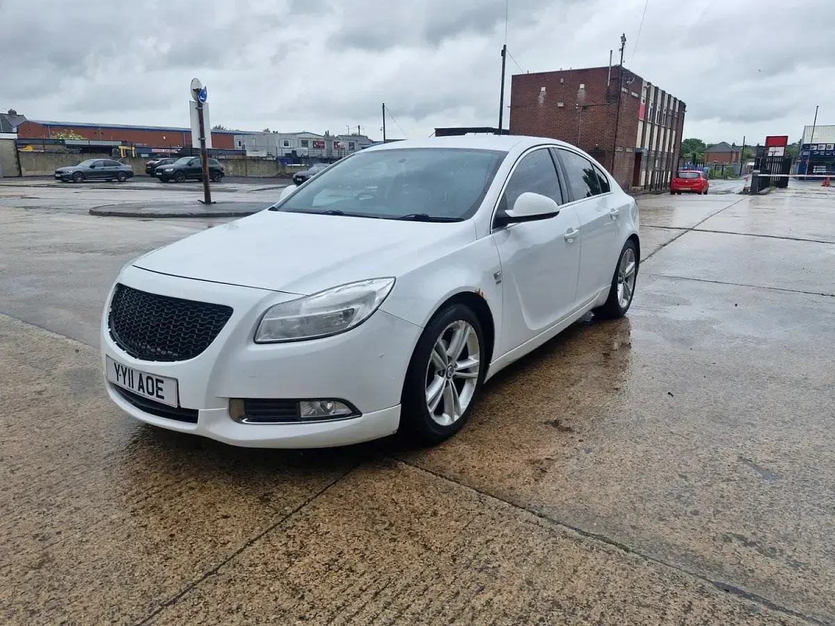 Used Vauxhall Insignia SRi 2011 White Hatchback