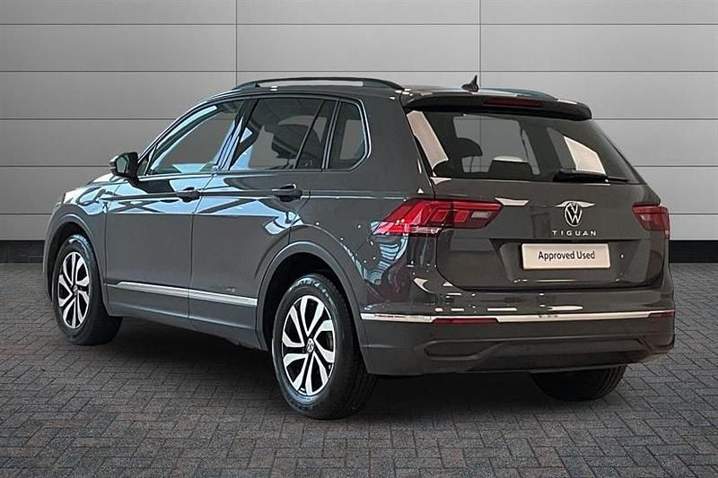 Begagnad VW Tiguan Active 150 HK (110 kW) 2022 Grå SUV