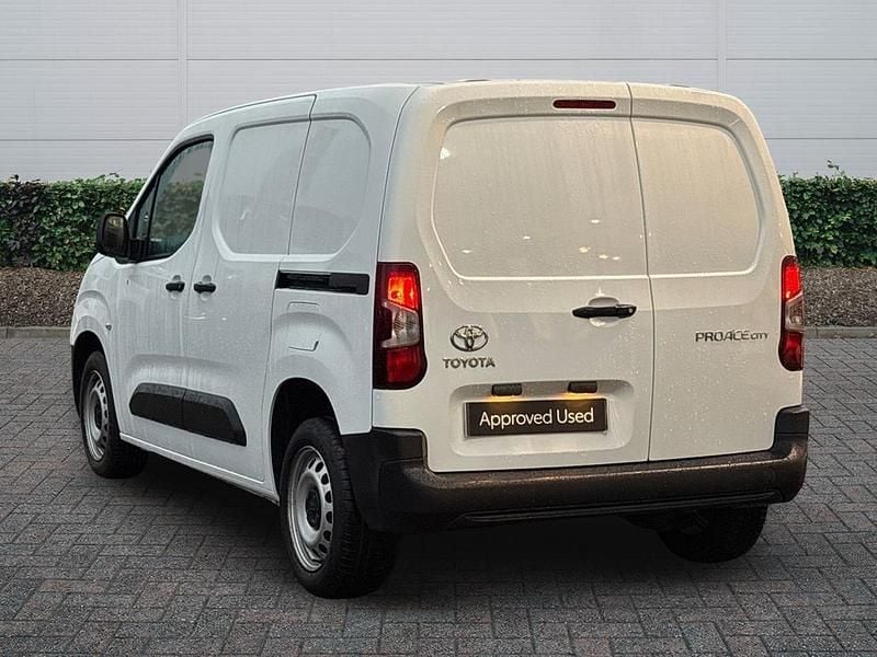 White Used 2022 Toyota Proace Active MPV | £10,500 (Fair price) - Image 1/3