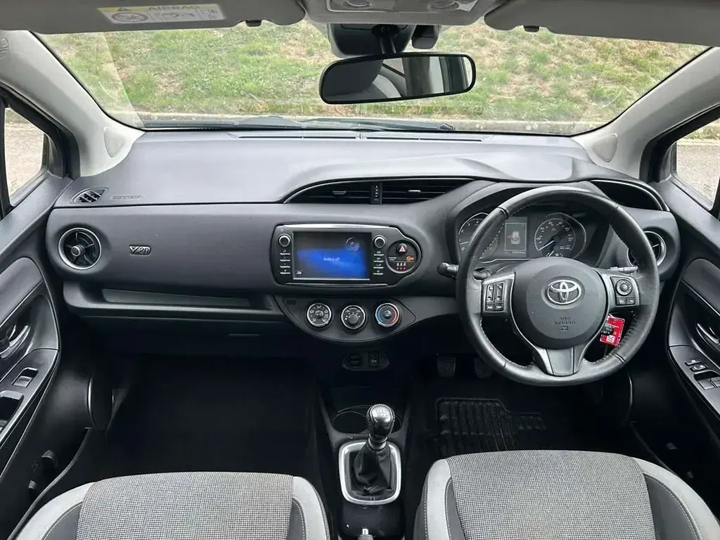 Używany Toyota Yaris 109 KM (80 kW) 2020 Czarny Hatchback