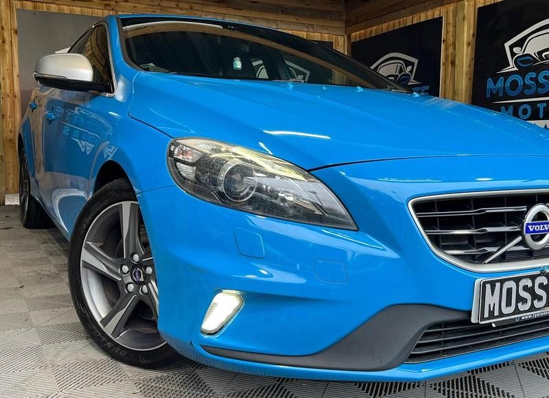 Used Volvo V40 R-Design 190 HP (139 kW) 2015 Blue Hatchback