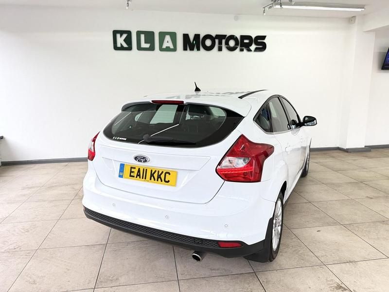 Used Ford Focus Titanium 125 HP (91 kW) 2011 White Hatchback